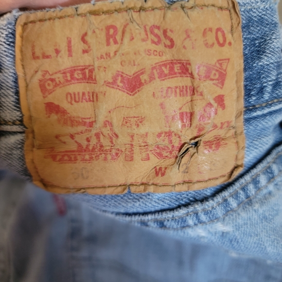 32x32 distressed Levi's Jeans - Picture 4 of 8